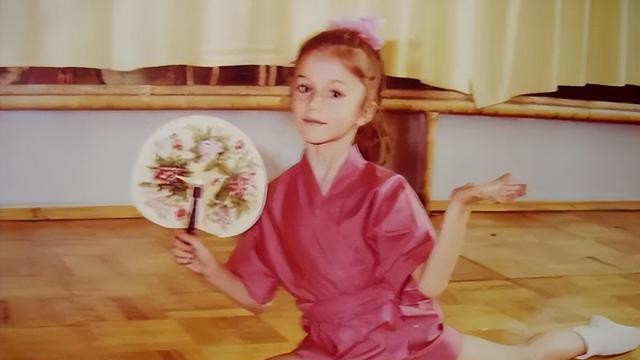 她曾是乌克兰最美冠军，二婚嫁中国小伙，七年生俩身材依旧火辣