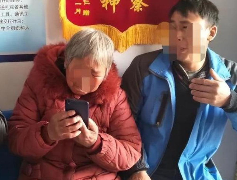 2020年，一位山东的货车司机在运送货物前往东北的途中，不巧遭遇了大雪封路，一位