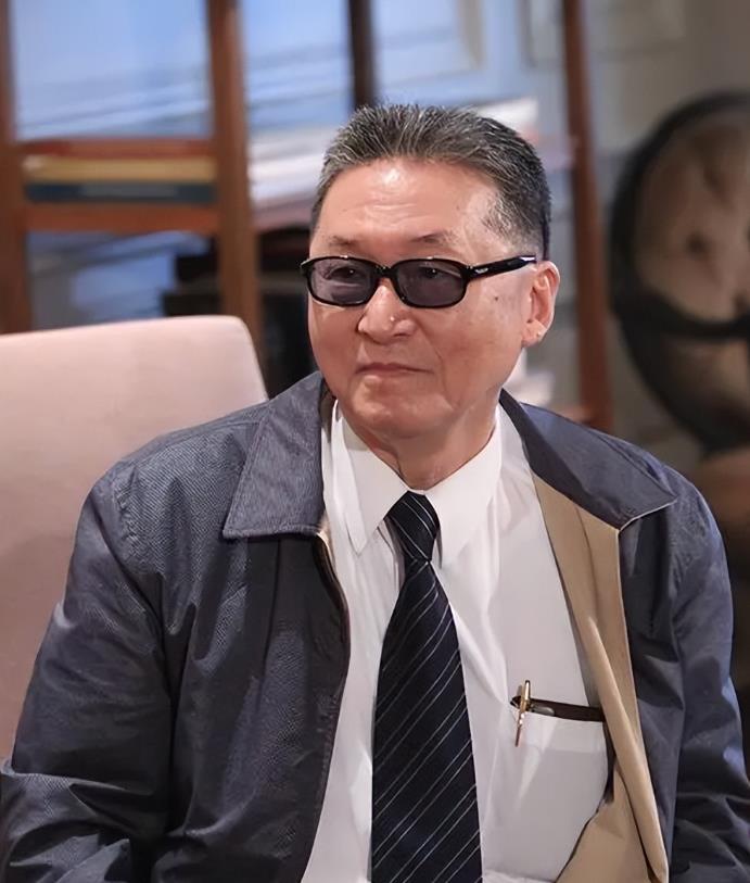 一次，三毛对李敖说我去非洲沙漠是为了帮助那里的黑人！李敖反问道你为什么不去帮助活