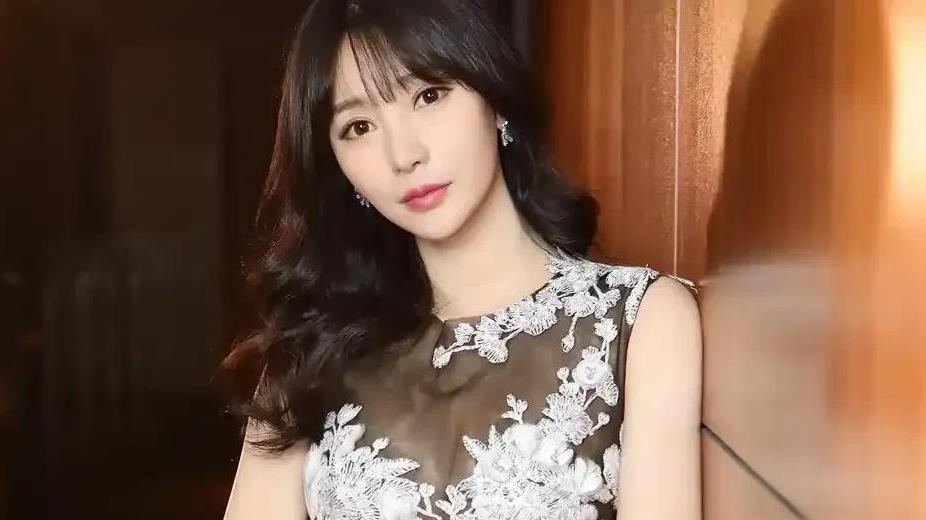 柳岩曾吐槽，有些男艺人毫无分寸，拿她身材开过分玩笑，一点都不尊重人，而且这些人还