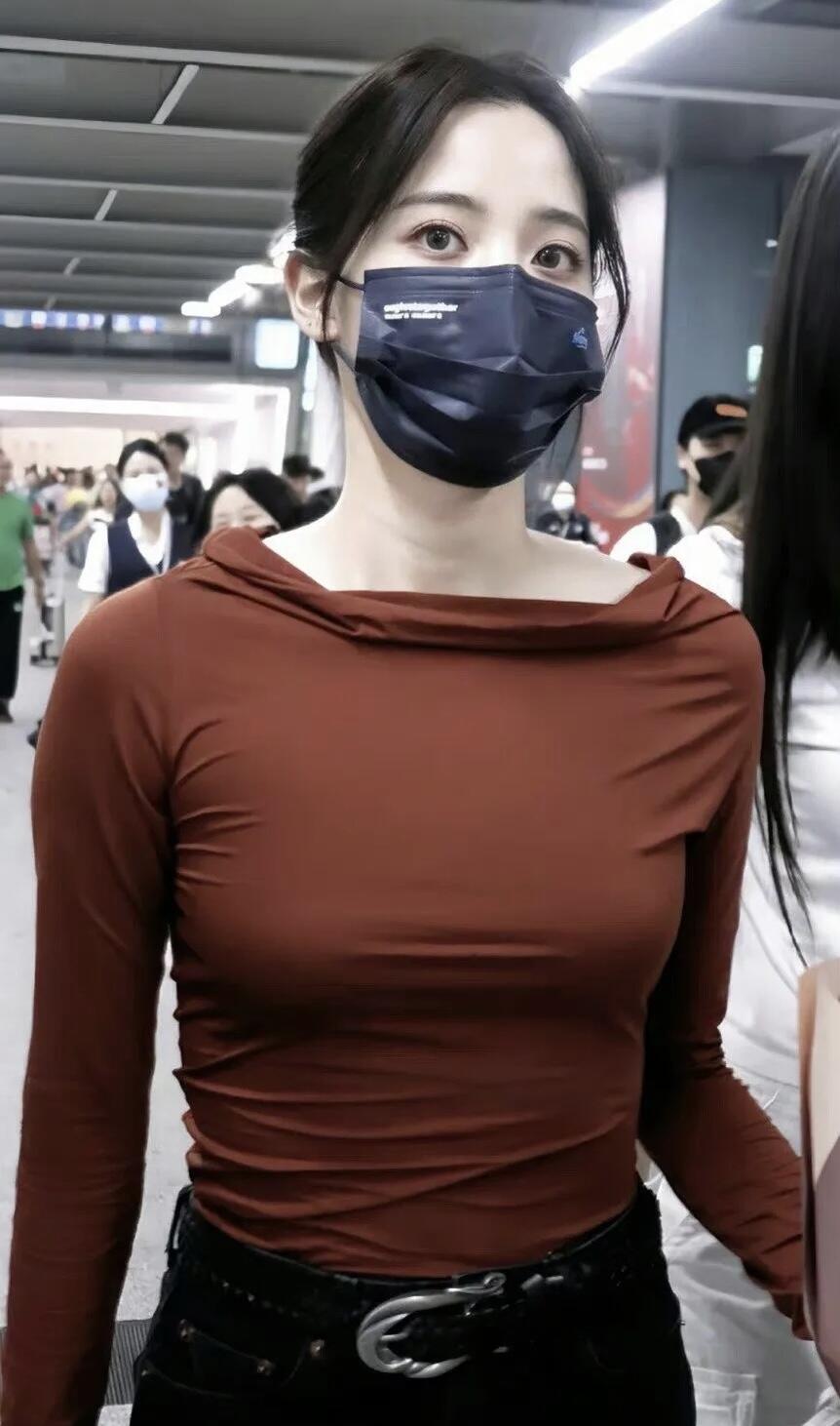 欧阳娜娜机场照变成熟了