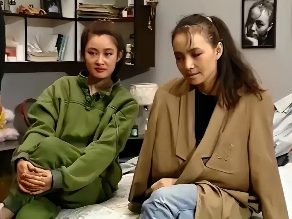 这是当年的青年演员盖丽丽和宋丹丹，如今已经都成为老奶奶了，青春美丽一瞬间，自然规