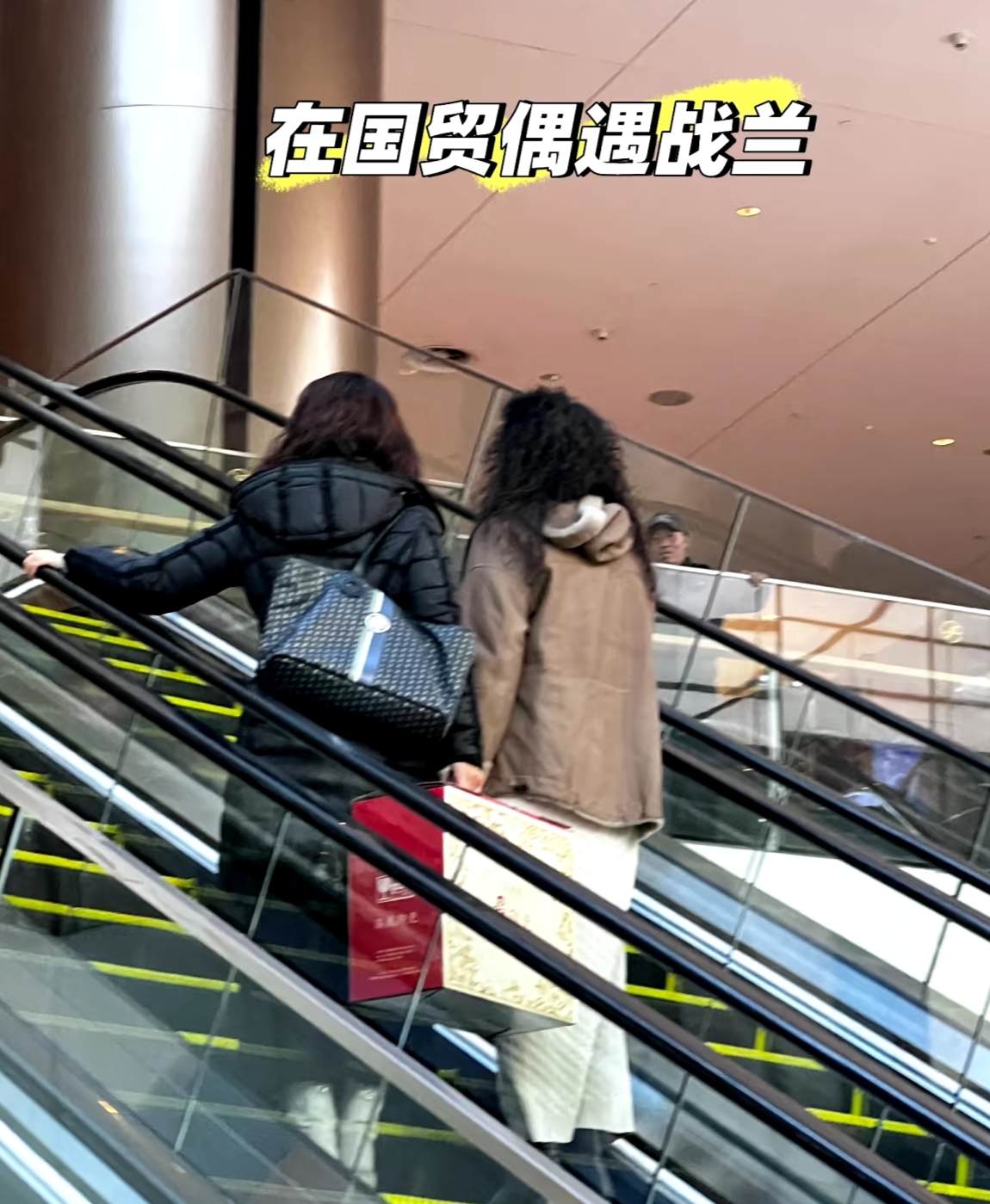 兰姐时尚背影，毛线裙卷发尽显精神