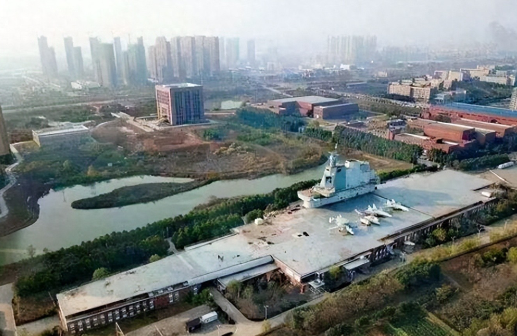 中国双线齐开航母计划曝光，水泥模型暗藏玄机，美军慌了？
