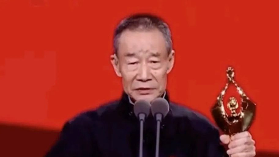 李雪健在金鸡奖现场发飙，不愿被专人开道，网友：哪来的底气