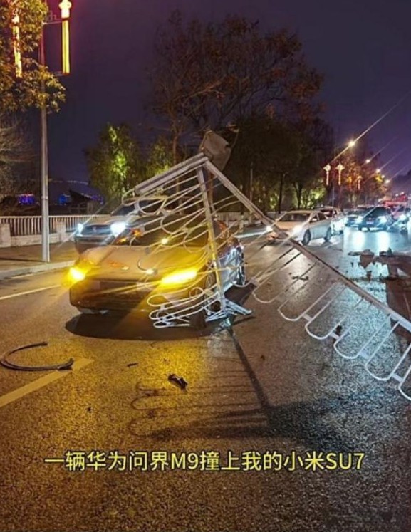 哎呀妈呀，问界M9撞上小米SU7了！这可炸锅了！大家都在说智驾不行，要出大事！