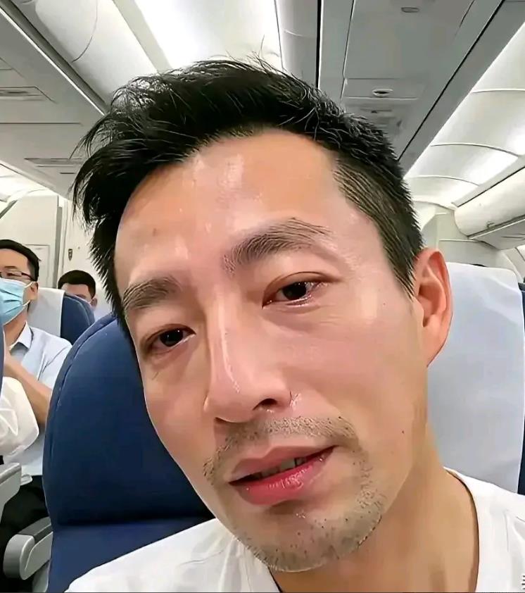 该来的还是来了！
汪小菲抑郁症复发，整个人状态极差，和离婚时一样，整个人萎靡不振