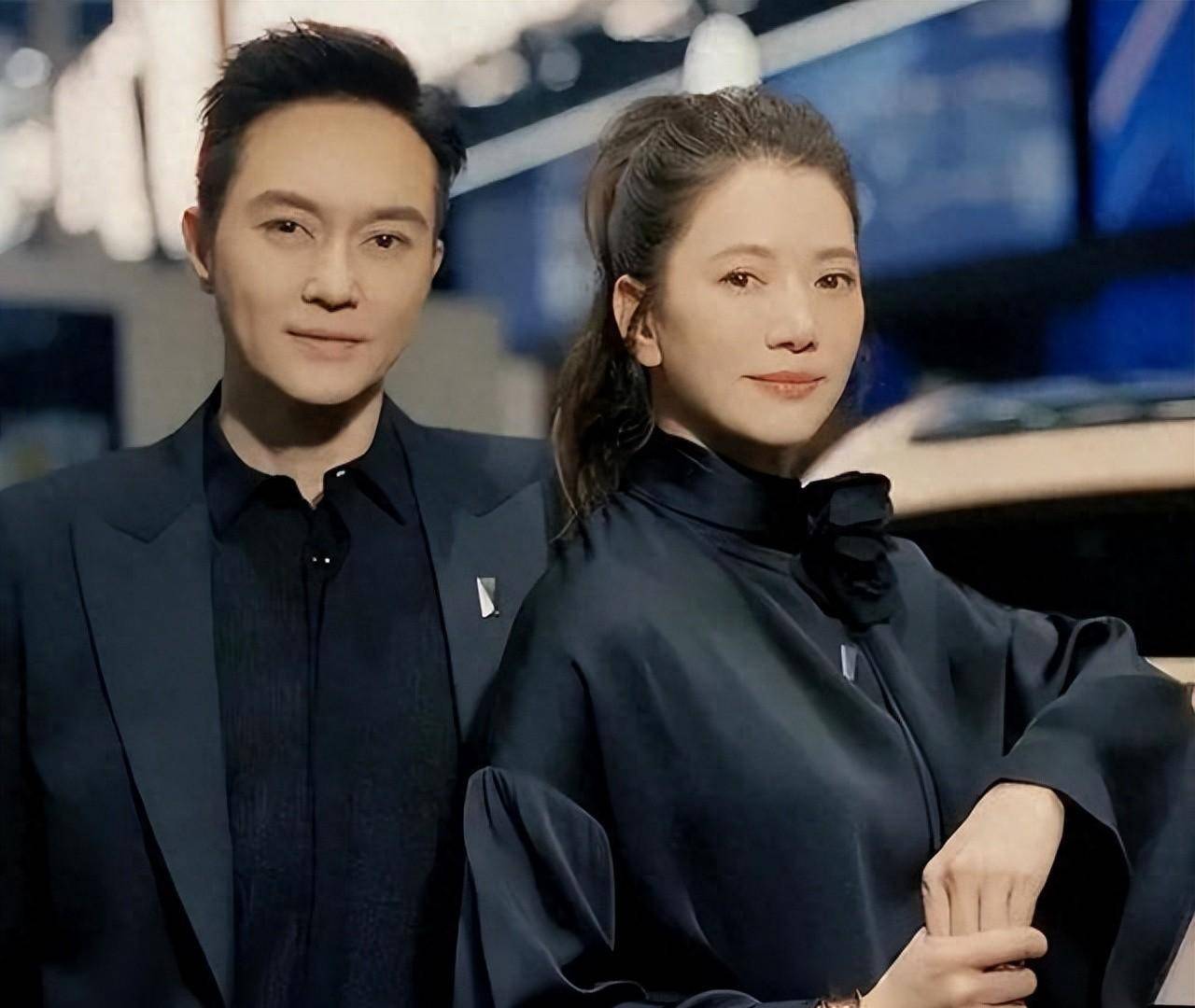 2001年，张智霖和袁咏仪婚不久，他突然接到一个电话：“你老婆曾被我花100w包