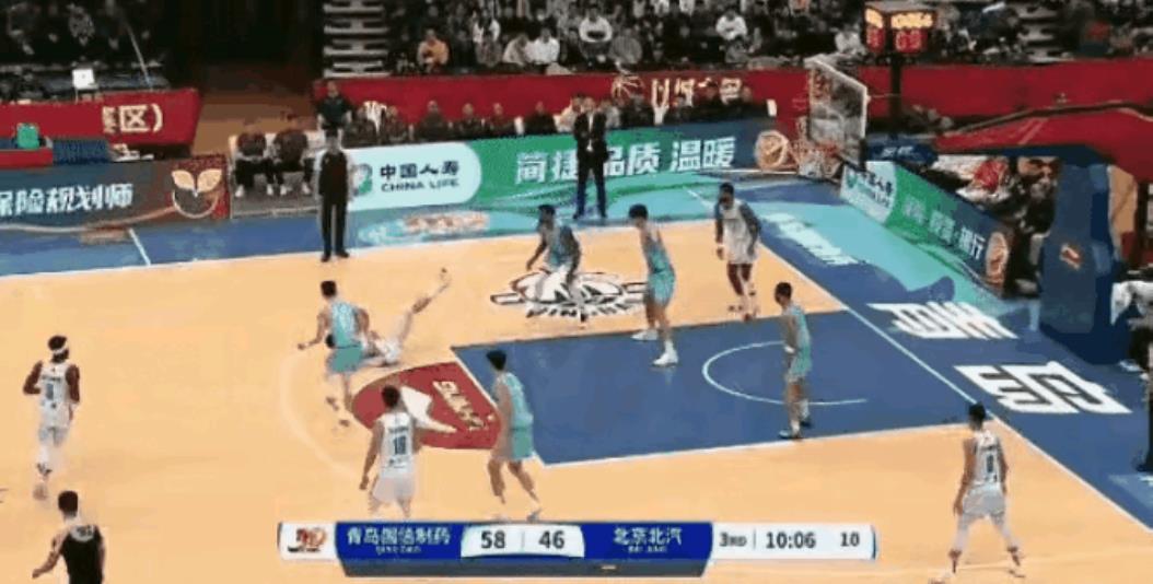 周琦被驱逐！昨晚北京男篮客场挑战青岛男篮，第三节比赛刚开始，周琦在一次进攻中与青