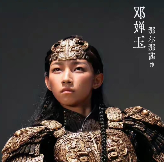 多年没有拍戏的李小璐骑在马背上穿上戎装，眼神凌厉坚定地望向镜头。估计她最近是看封