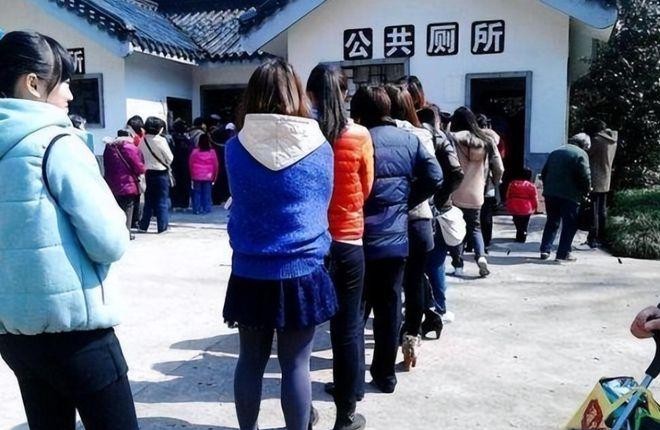 商场女厕比男厕大 但还是不够用

                       