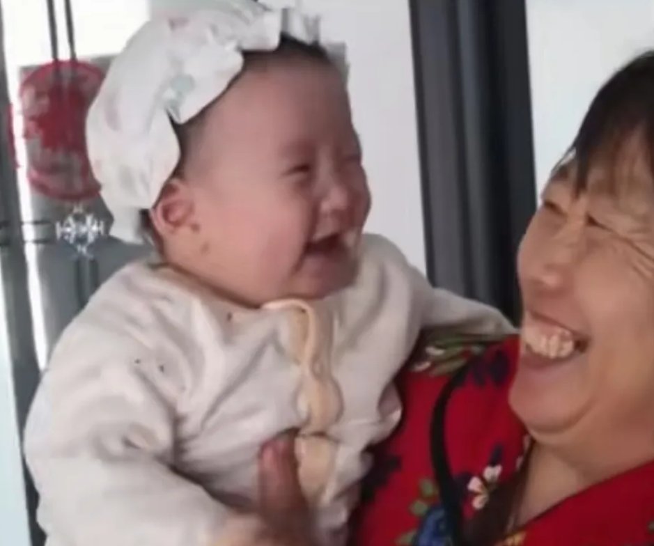 天啊，好真实啊!
奶奶在家抱着萌娃，
结果萌娃想要出去玩，
大哭向奶奶表示
自己