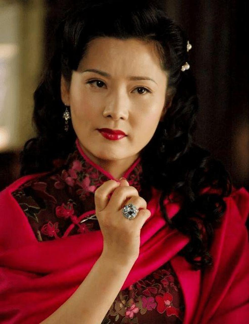 2000年，郭宝昌筹拍《大宅门》，他邀请宁静出演杨九红一角，可是宁静看了剧本以后