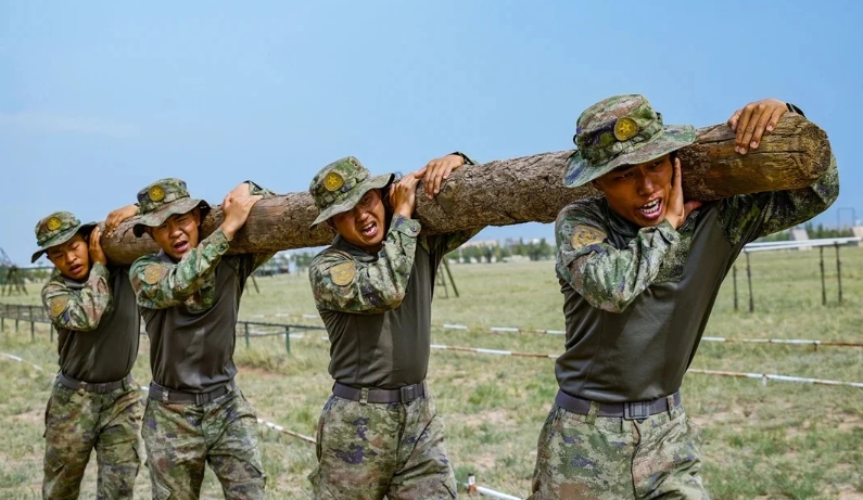 训练场上，官兵闻令而动，迅速奔赴各自战位，侦察分队隐蔽渗透至目标区域，对预定打击