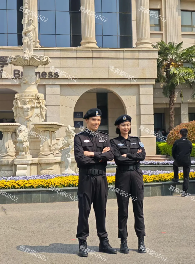 郑州西亚斯学院偶遇向佐，他的气质真的很像一个保安！
其实他本人很白瘦瘦高高的，跟