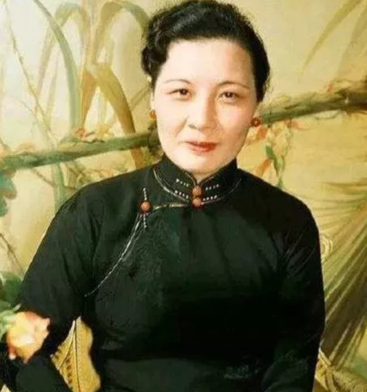 民国夫人宋美龄，私生活奢靡的令人发指，身跨三个世纪享年106岁，曾在临终前忏悔，
