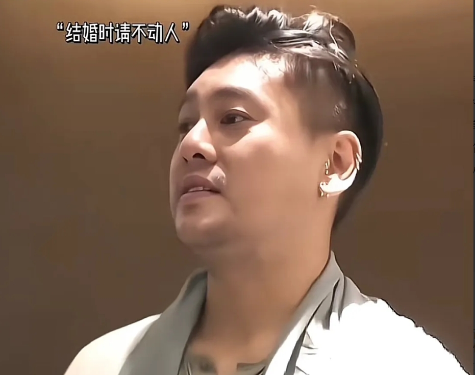 朱孝天坦言当初结婚是请不动人的
直言不讳妻子是自己唯一的朋友

这话一出，网友们