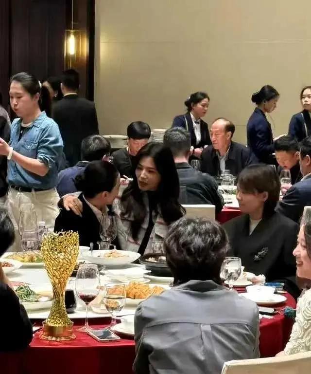 宋佳与刘涛在金树林绽放之夜亲密互动，刘涛坐宋佳腿上说话，画面温馨又带些许暧昧。恭