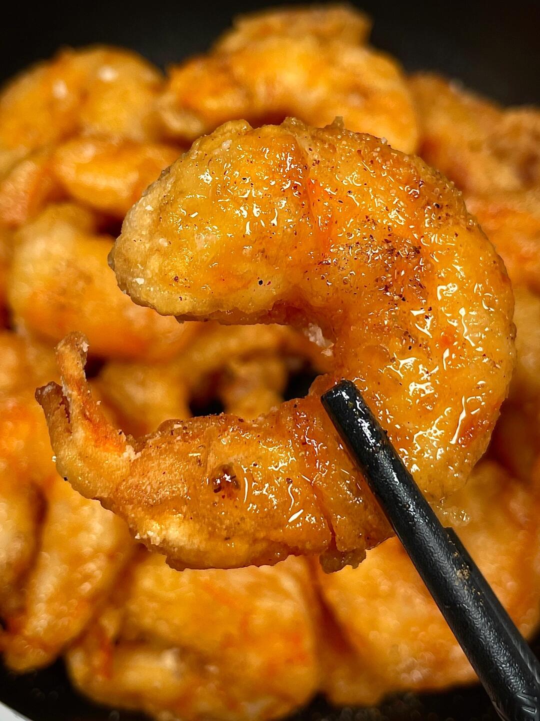 全家人都爱吃的椒盐虾仁，出锅炒光！！
酥脆的外层，裹着大虾仁，撒上椒盐 辣椒粉，