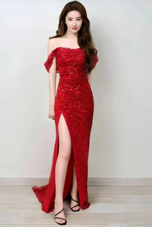 刘亦菲
身高170cm，一位气质清纯、五官精致、皮肤白皙、热度一直在线的女演员，