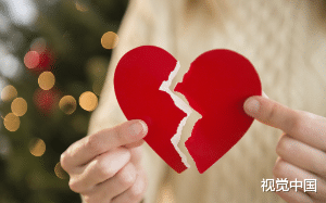 我们相依为命，我表白后，他却消失了，再重逢的时候，他身边多了很多女孩，我这才知道他的真面目……