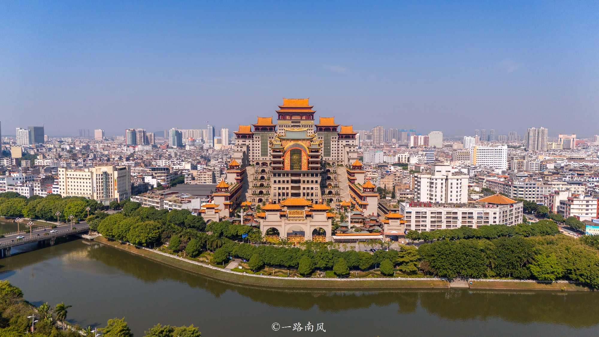 实拍玉林“布达拉宫”，远远就被震慑住，太美太壮观了，世所罕有