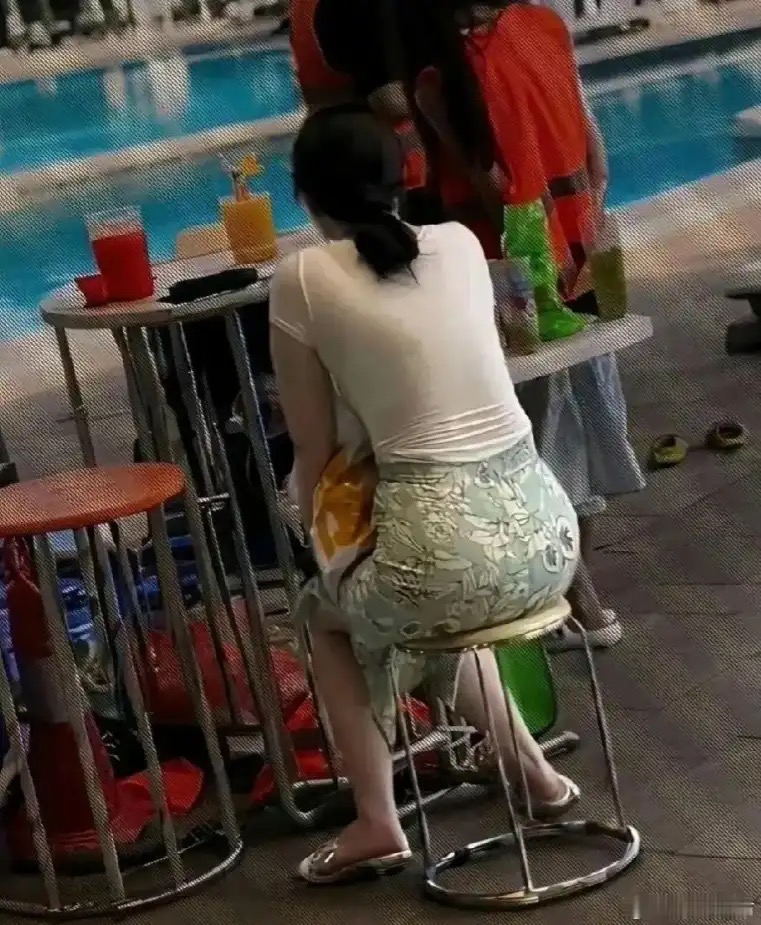 简约白T配碎花裙，清凉拖鞋，随性舒适风。