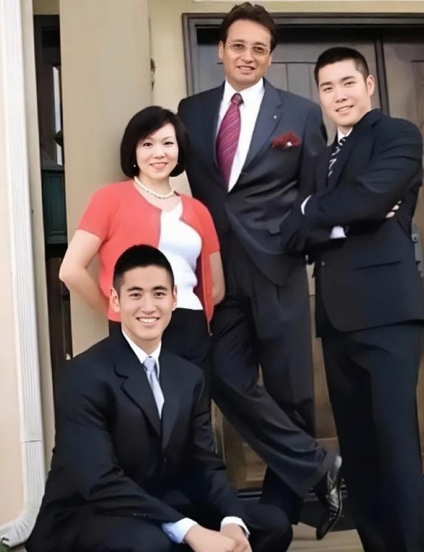 年过七旬的秦祥林一家的珍贵全家福。镜头下秦祥林身穿西装，五官立体，依然潇洒帅气。