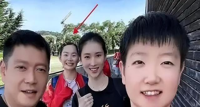 在2025年WTT新加坡大满贯赛中，王曼昱作为女单卫冕冠军，却意外止步第三轮，被