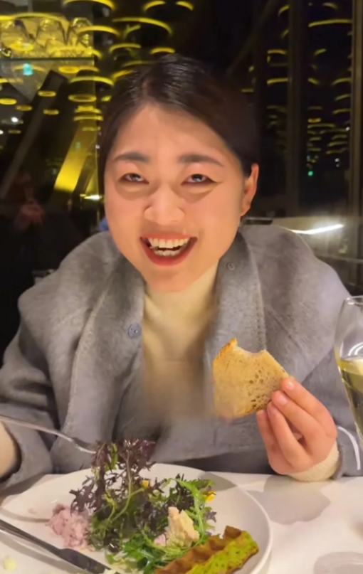 乡村小乔，小乔又去法国巴黎带货欧莱雅丢人现眼，放着好好的三农视频不拍，好好的棉被