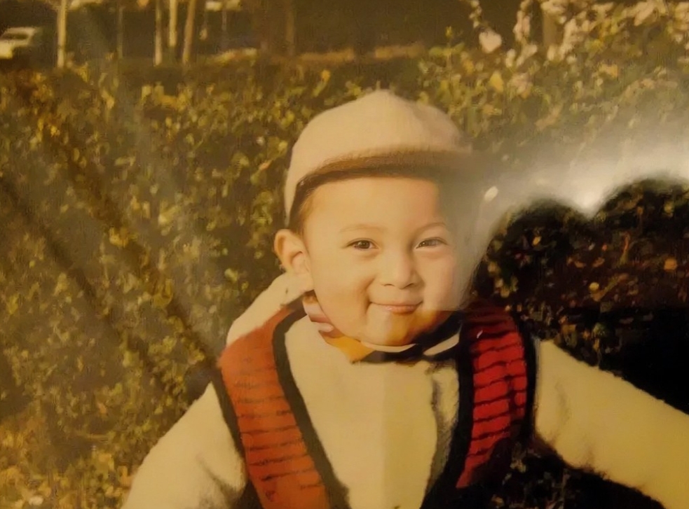 1990年，王思聪童年时的老照片。镜头下的他有着圆圆的脸蛋、炯炯有神的大眼睛，十