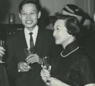 1957年，杨振宁获得诺贝尔奖后，蒋介石特意派杨振宁岳母曹秀清，去美国请杨振宁来