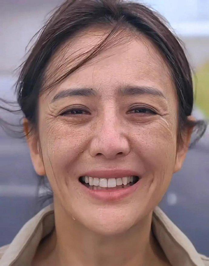 这么一看明星跟普通人没有太大区别，但是演员会定格情绪以及导演会抓拍出最好的画面出
