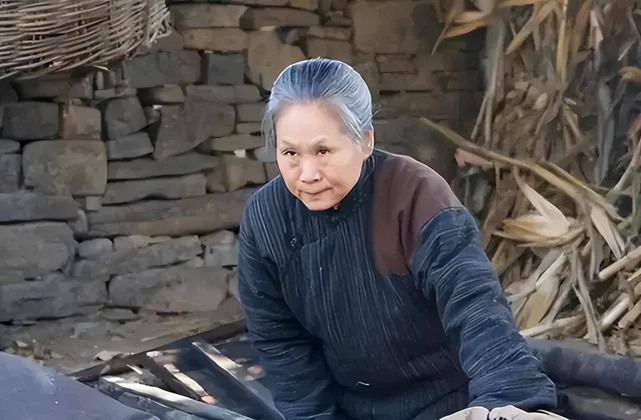 《我不是药神》中有一位白血病老太太，演员是70岁的苇青，出场仅几分钟，拿走了10