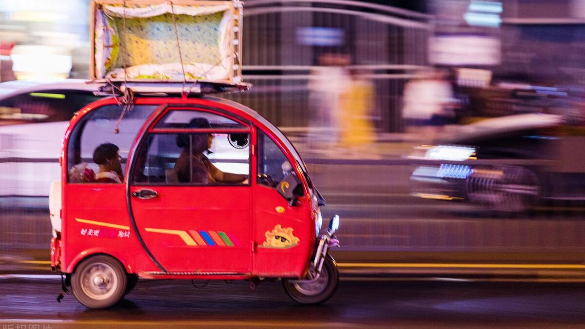 关税狂飙200%！美国为何对中国‘三蹦子’下如此狠手？