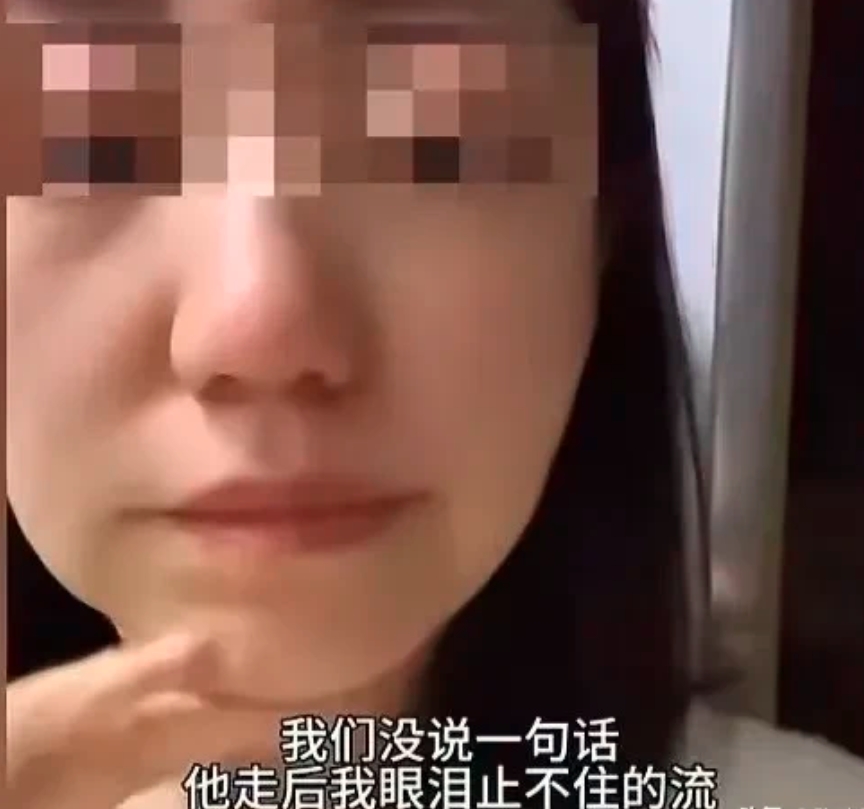 陕西一名女子和前夫离婚后，前夫来看孩子。但孩子睡着了，前夫亲了亲孩子，可是没有和