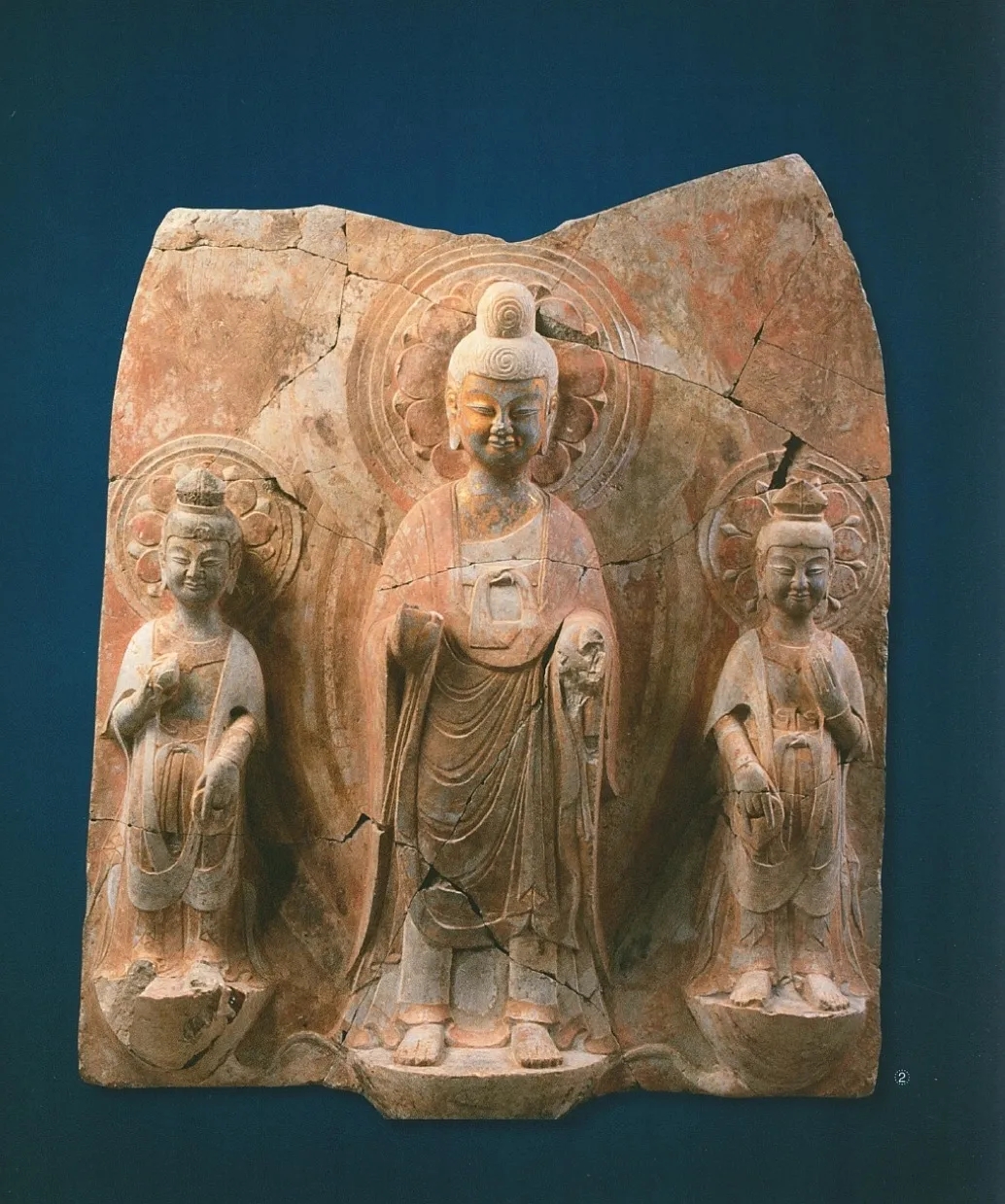 1996年，王华庆早起晨练，发现一工地上挖掘机挖出的泥土有些异样。要是一般人根本