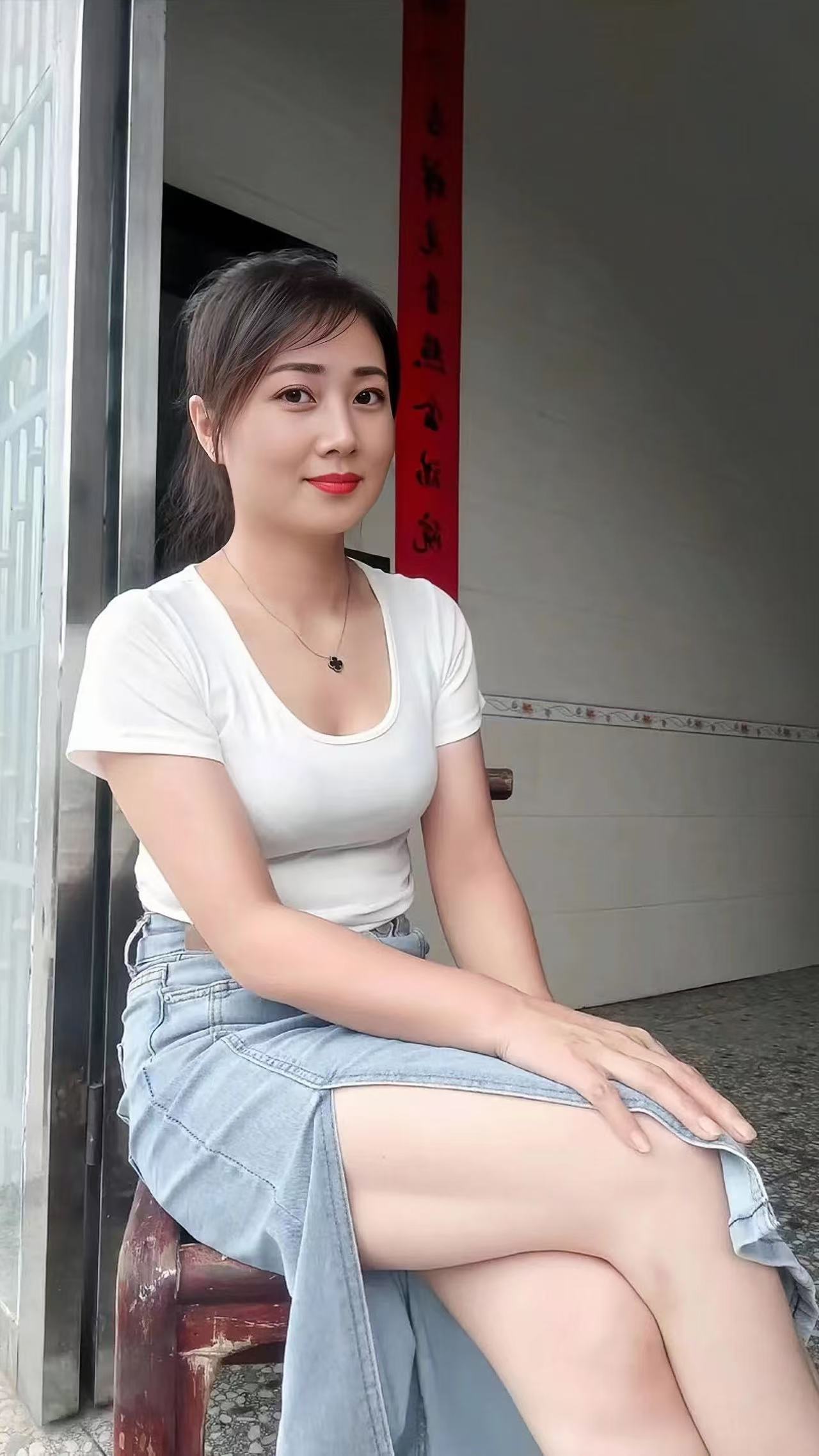 嫂子的裙子开的是不是有点高了哈哈哈哈