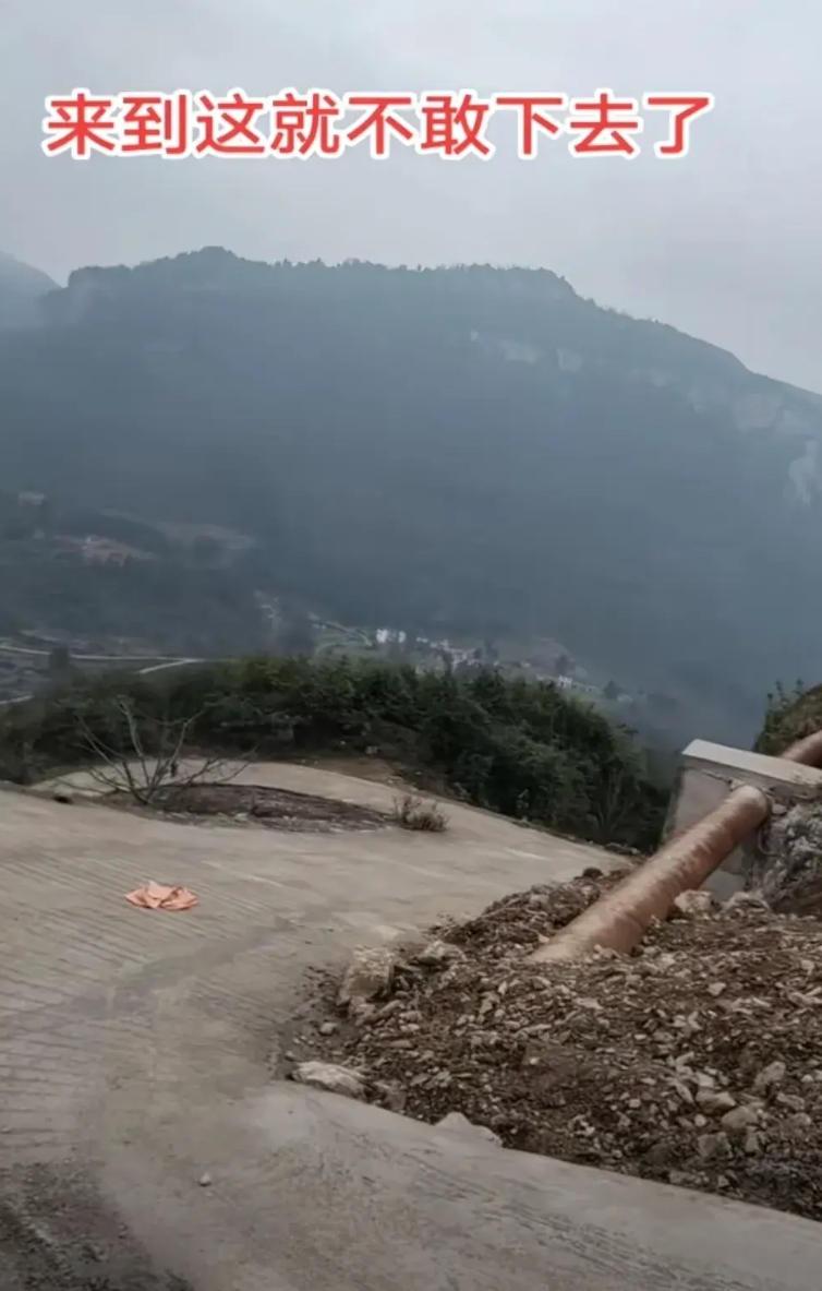所有人的通病，上坡敢，下坡很多人不敢。
不管开摩托车，四轮车。
往往下坡，被惊到