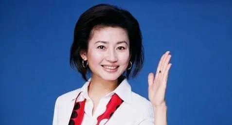 “开心辞典”王小丫：两段婚姻无儿无女，48岁从央视辞职后去哪了？
王小丫，以前可