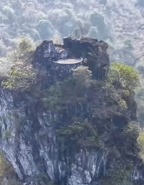 广东阳山上发现千年古墓。这是用无人机拍到的，我看后感觉我们的祖仙比现在的我们厉害