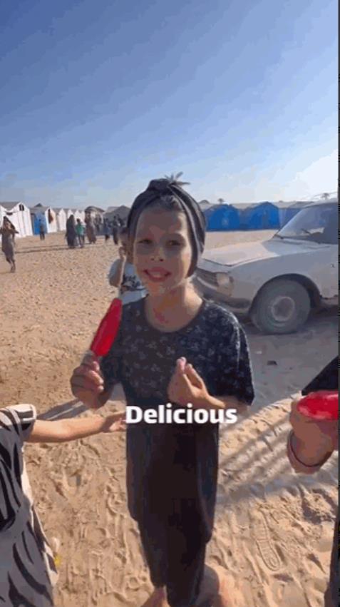 🔻加沙美食博主 Hamada Shoo还在继续他的爱心活动，他在34摄氏度的天