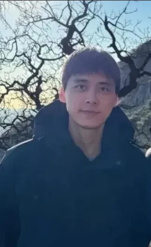 李易峰现在定居在北京，除了因为没有精心设计的妆造导致形象有些土气，其他方面包括精