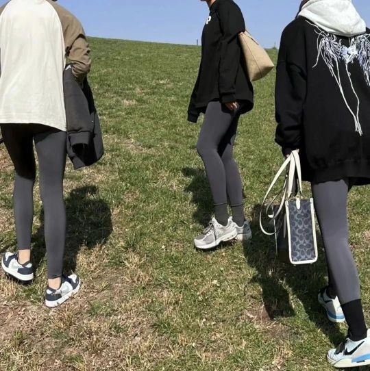 三个女同事约我爬山