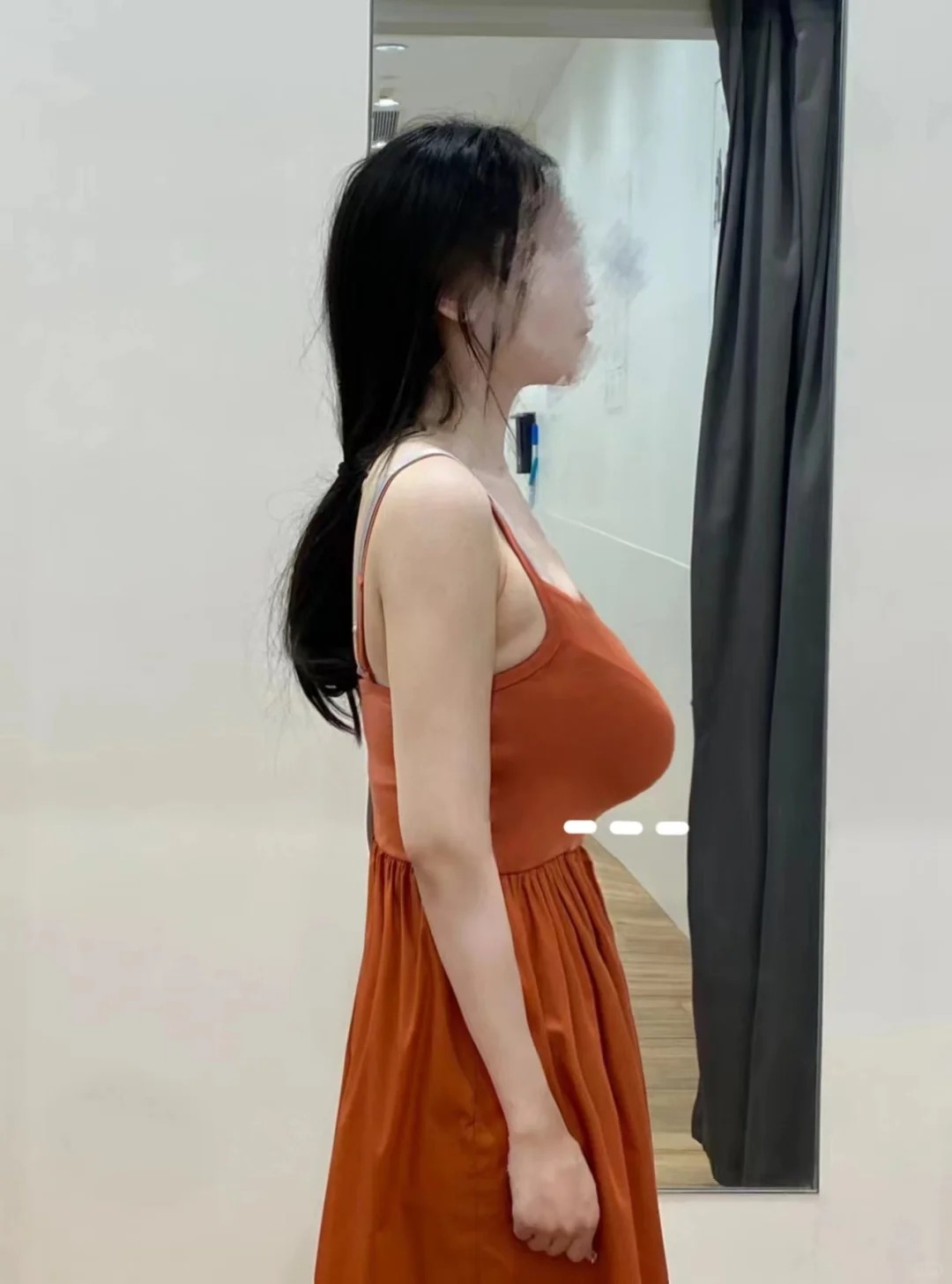 朋友说我的胸像铅球
今天出门试衣服真的很社死啊家人，朋友帮我拍的侧面成这样。胸前