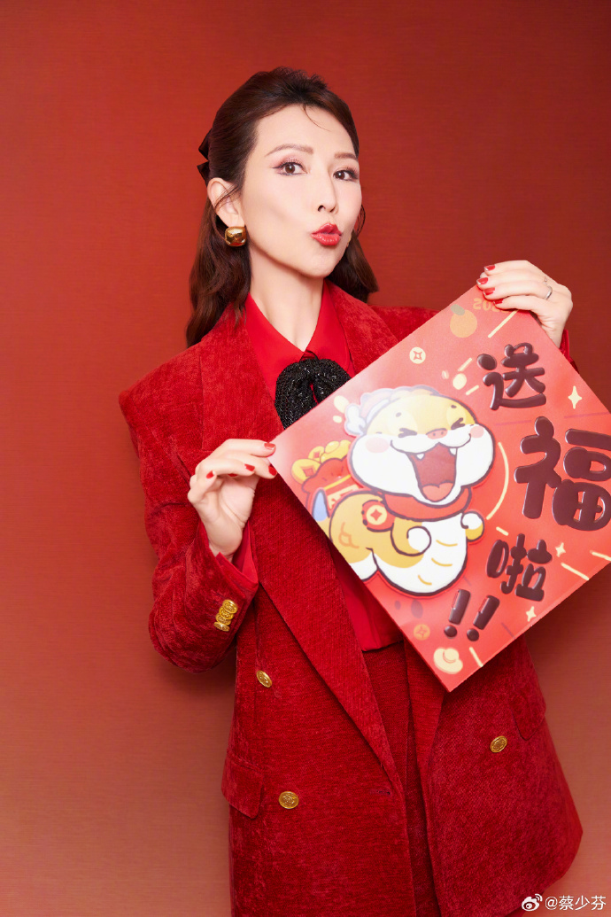 蔡少芬过年美图，可可爱爱，红气养人