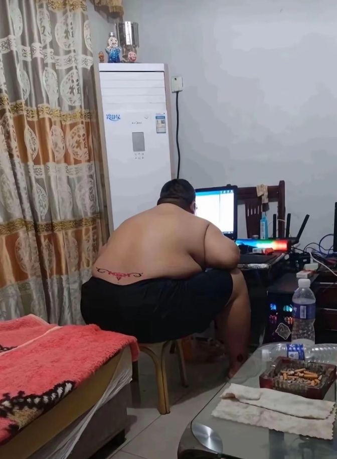 背后那个纹身什么意思啊？