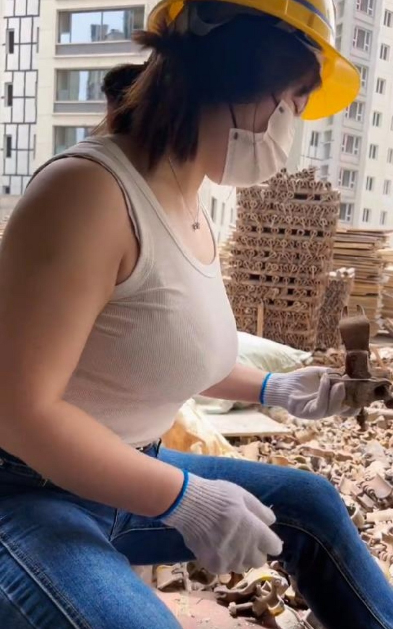 浙江杭州，女子在工地上搬钢筋，抬头却看到一个男子对着她撒尿，女子呵斥男子，要求男