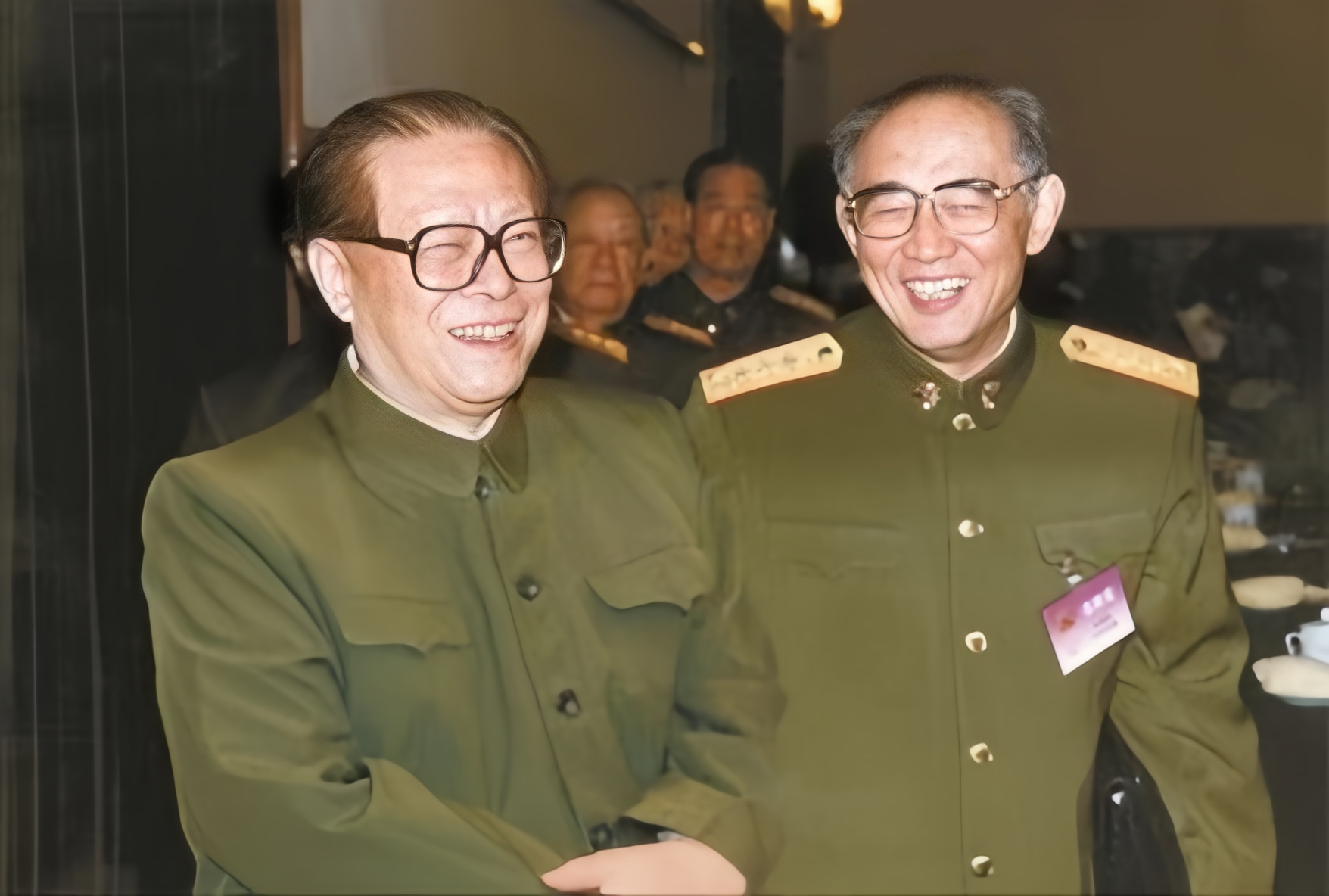 江同志身边这位将军是谁？他叫王瑞林，山东招远人，16岁参加革命工作，建国后调到邓