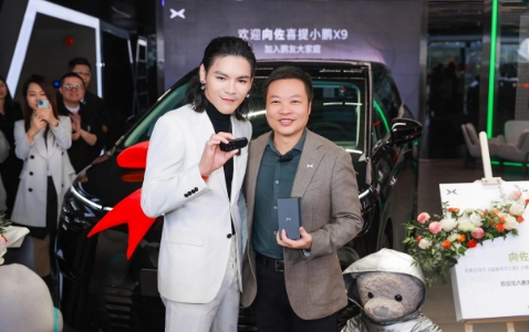 向佐最近喜提新车，场面那叫一个震撼。


交付现场，小鹏汽车 CEO 何小鹏亲自